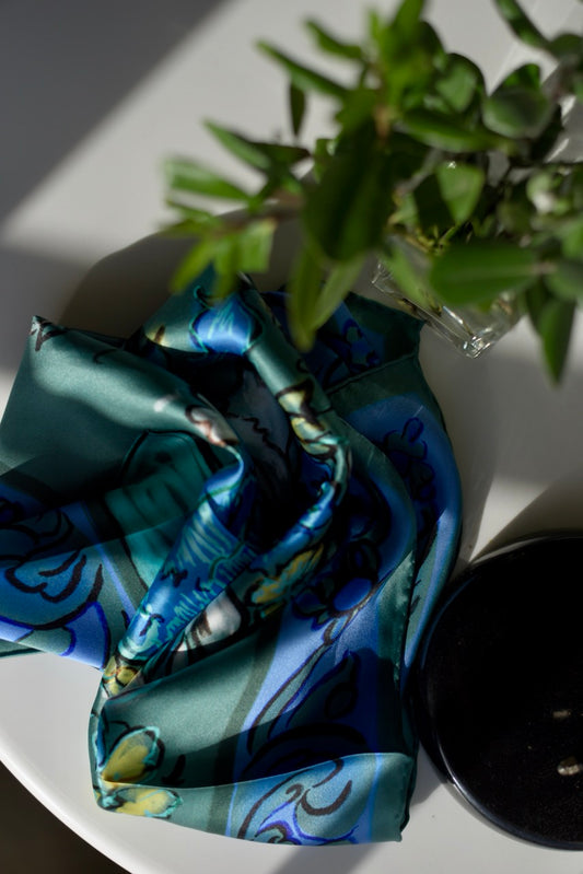 Vaso de Flores Seidenschal in grün und blau auf dem Tisch liegend