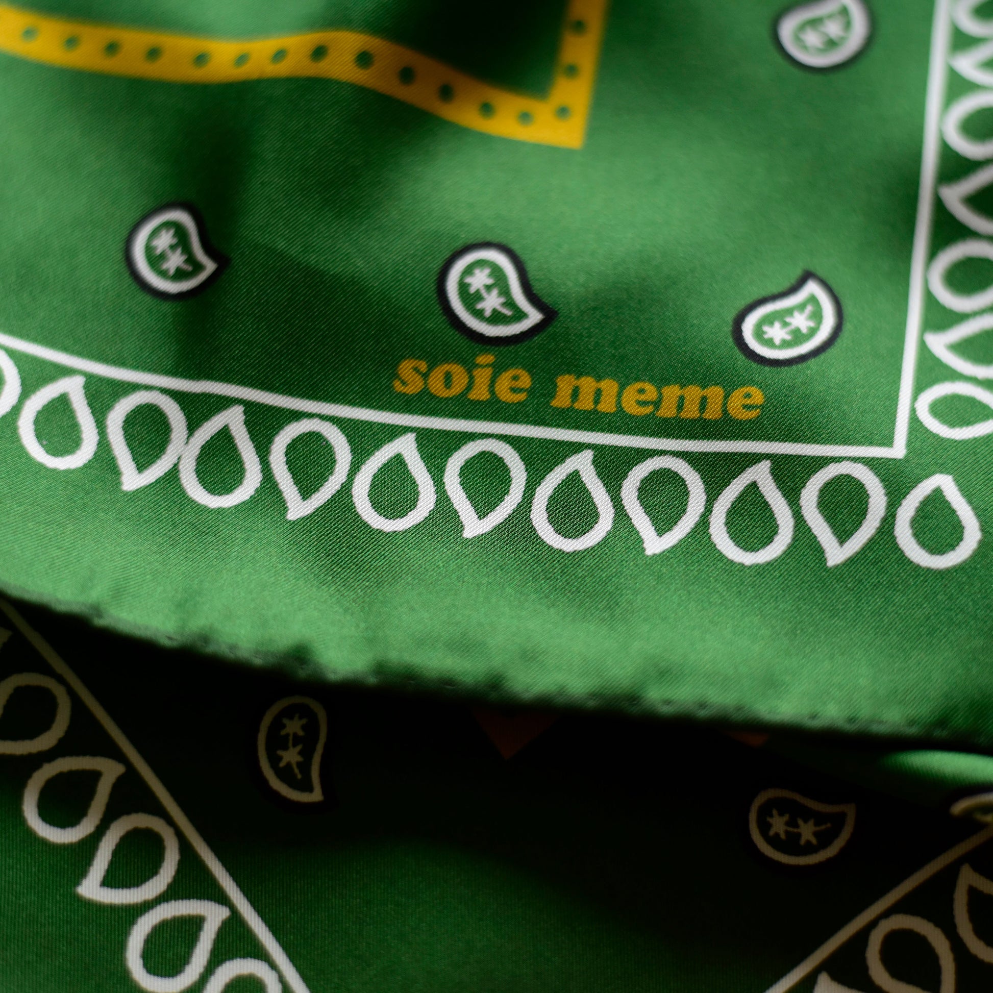 SoieMeme tuch grün mit logo