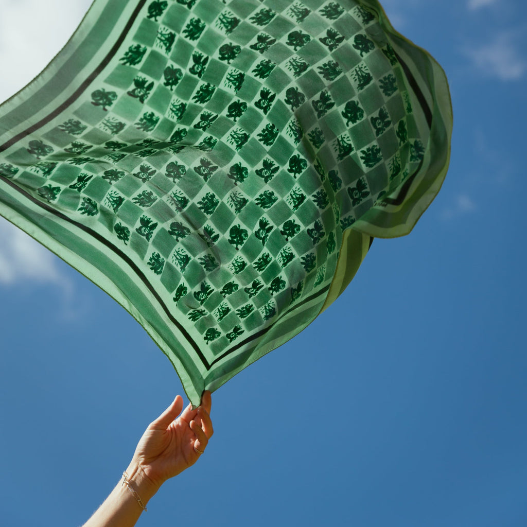 santa luzia foulard product in motion 