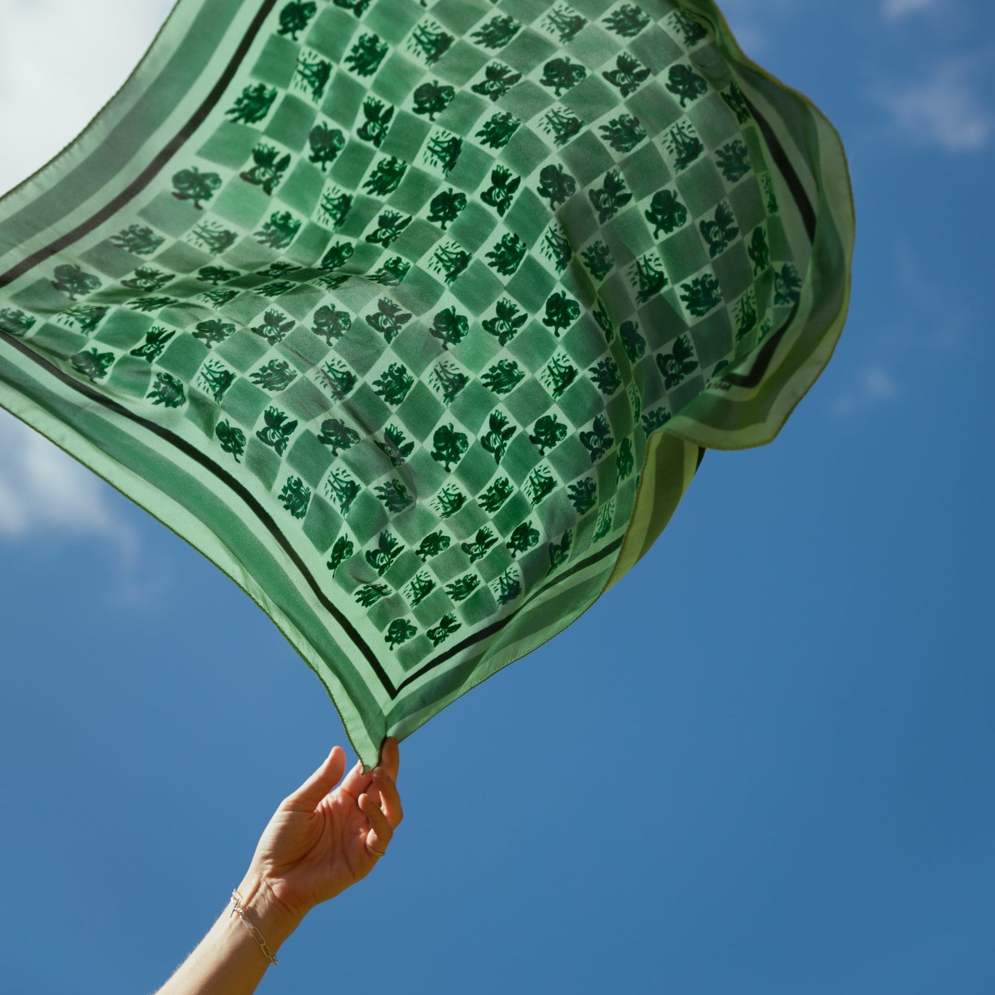 santa luzia foulard product in motion 