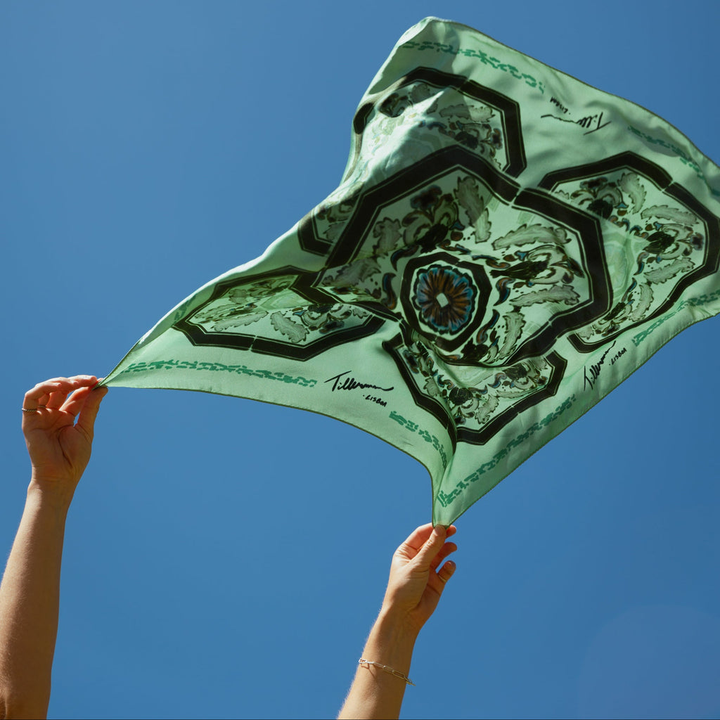 product image in motion of the foulard senhora do monte in mint thrown in the air